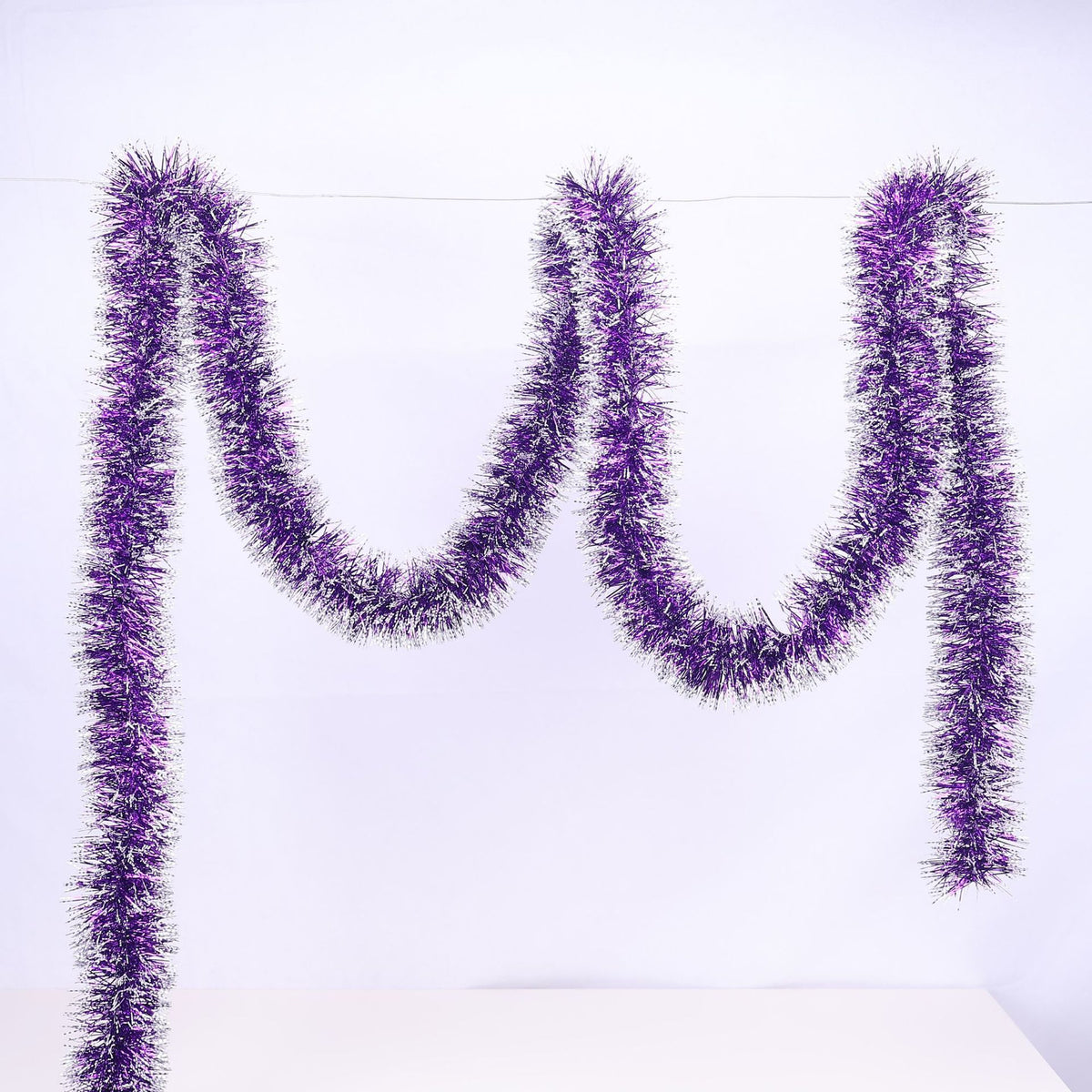 Glitzernde Weihnachtsgirlande mit Schneeflockenmotiven