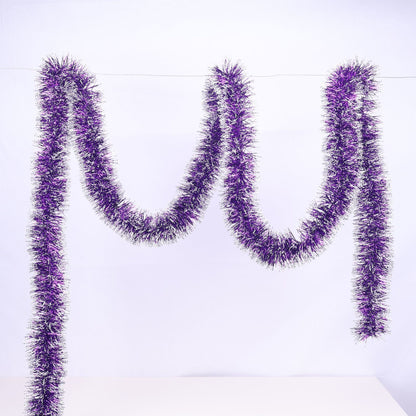 Glitzernde Weihnachtsgirlande mit Schneeflockenmotiven
