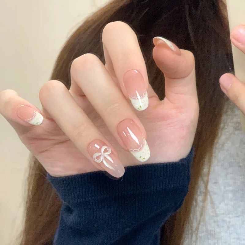 Künstlerisches Nageldesign mit dekorativen Elementen Brehn