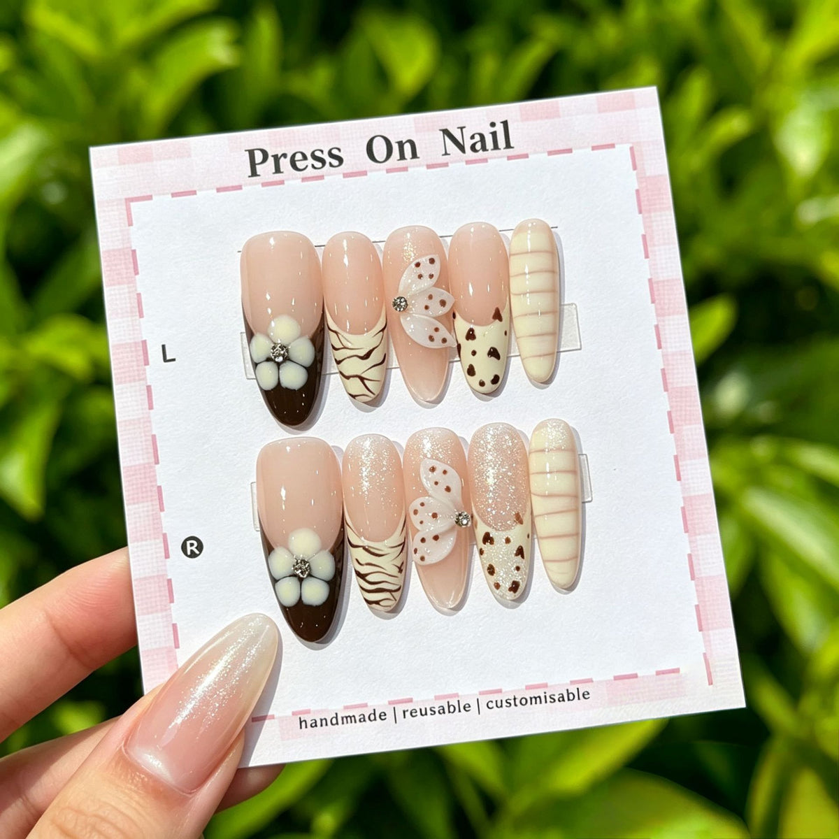 Künstlerisches Press-On Nagelset mit floralen und gemusterten Designs