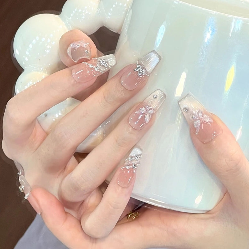 Elegantes Press-On-Nagel-Set mit Schmetterlings- und Edelsteinakzenten Brehn