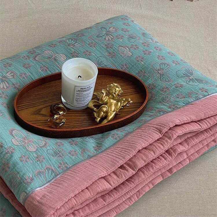 Leicht gesteppte Wohndecke im Retro-Blumenjacquard aus Baumwoll‑Leinen‑Mix