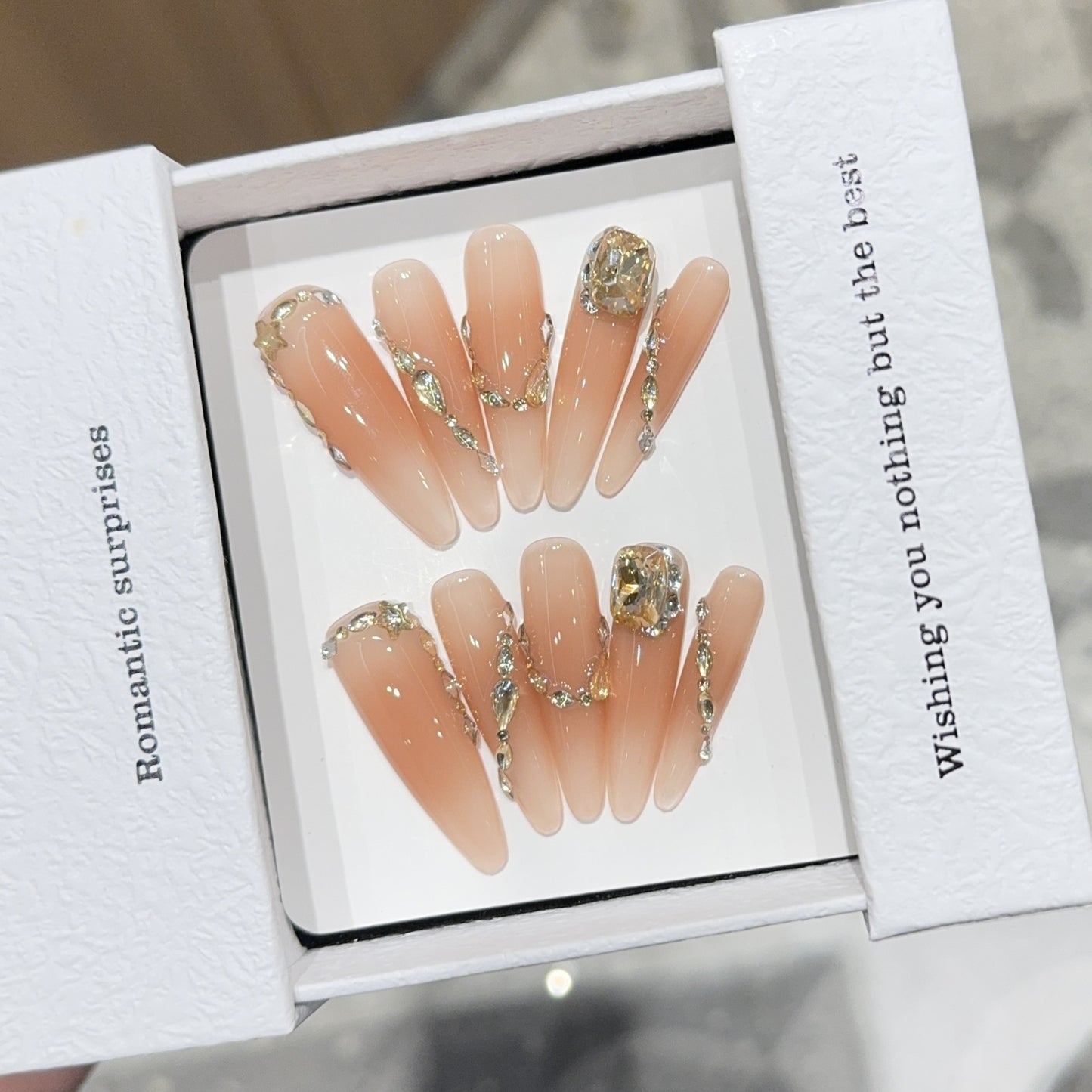 Kunstnägel mit Romantischem Glamour-Design Brehn