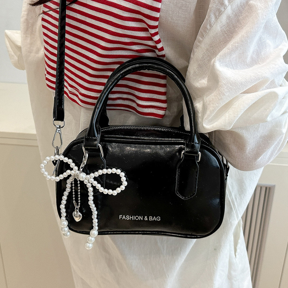 Elegante perlenverzierte Handtasche