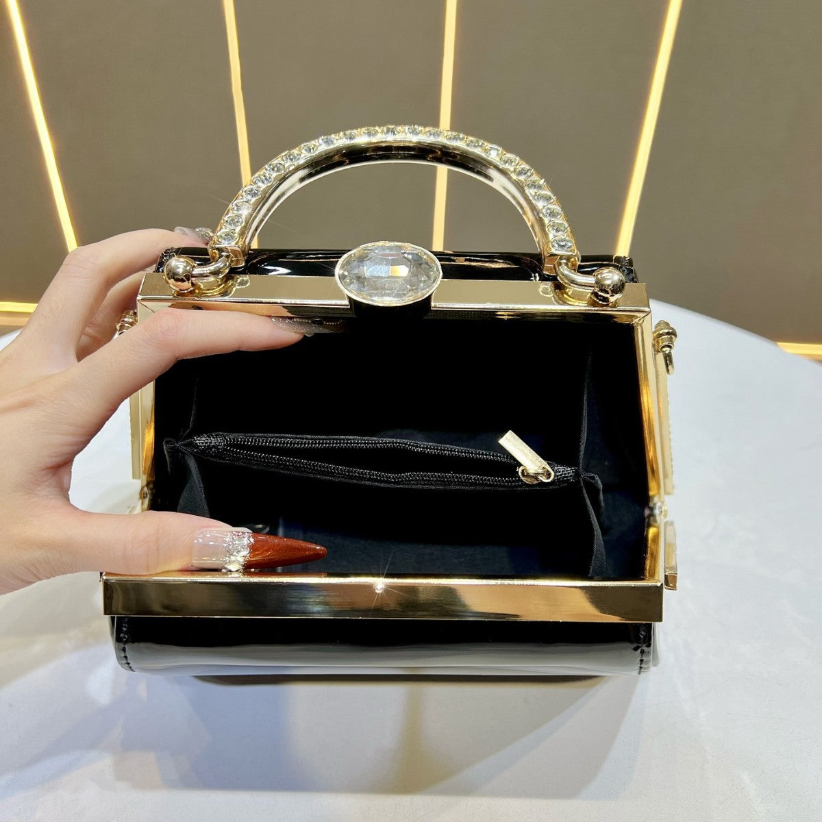 Elegante Handtasche aus patentiertem Leder für den Abend