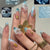 Kreatives Nagelset mit eleganten Goldverzierungen Brehn