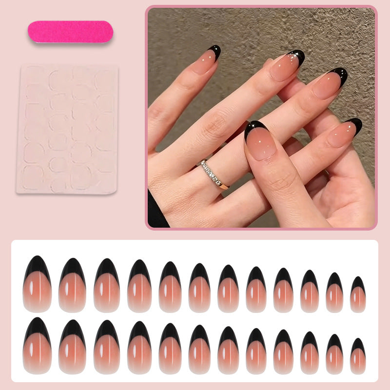 Kunstnagelset mit elegantem French-Tipp und schimmernden Akzenten Brehn