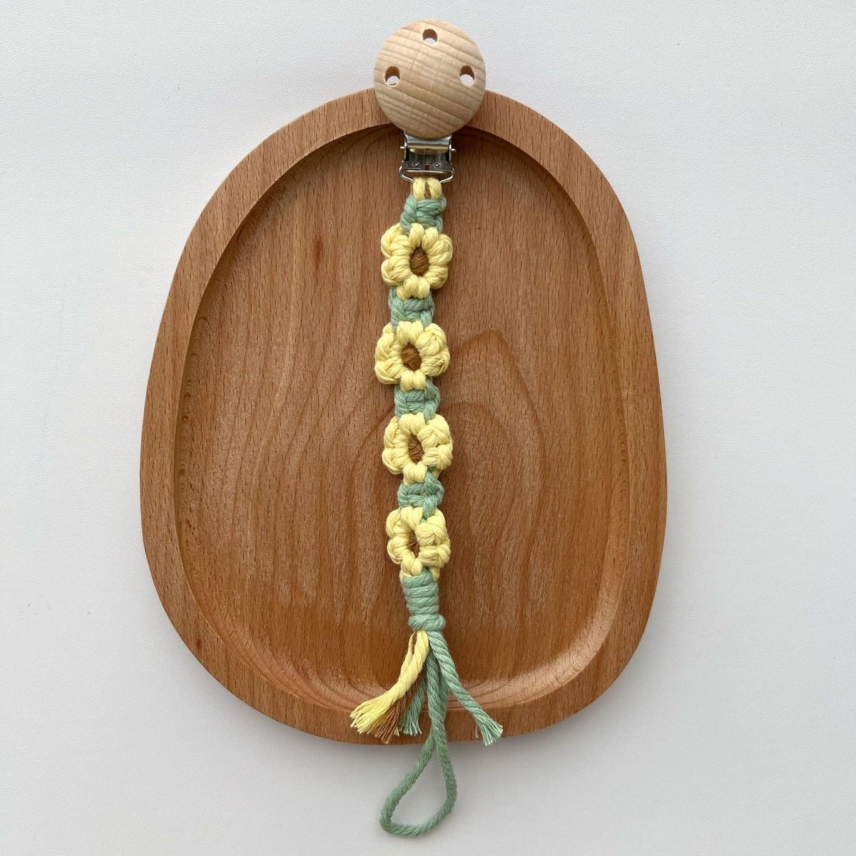 Makramee Blumen Schnullerclip mit Holz-Sicherheitsklammer