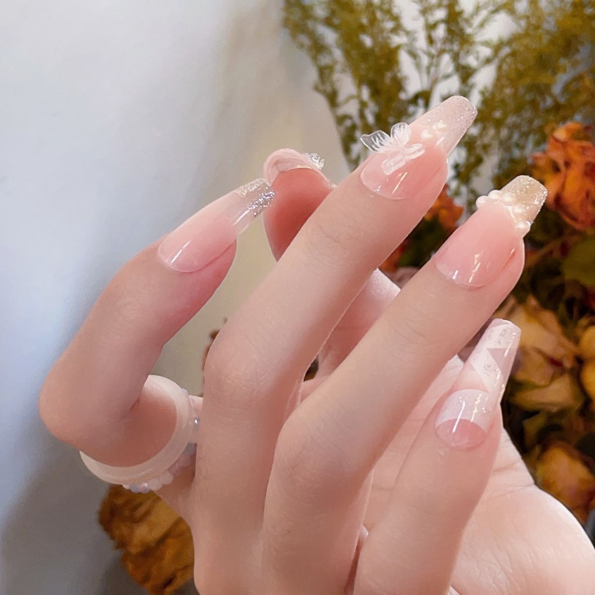 Kunstnägel mit glamourösem Perlen- und Glitzerdesign Brehn