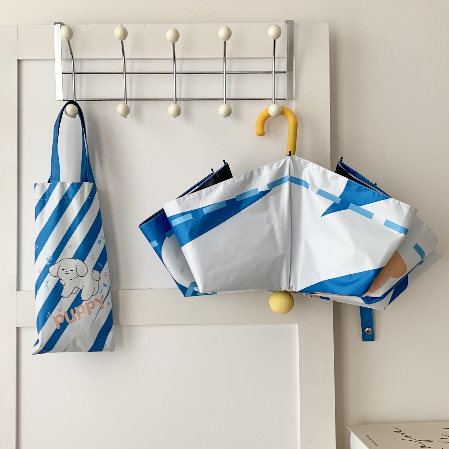 Damen innovativer Faltregenschirm mit sanftem Blattdesign und praktischem Tragebeutel Brehn