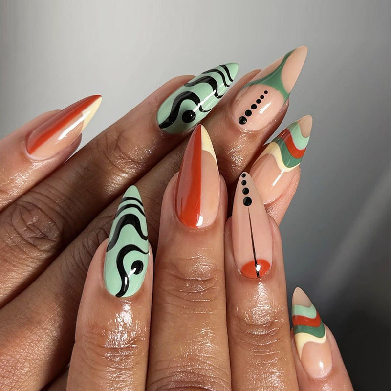 Künstlerische Stiletto Press-On Nägel mit Musterdesign Brehn