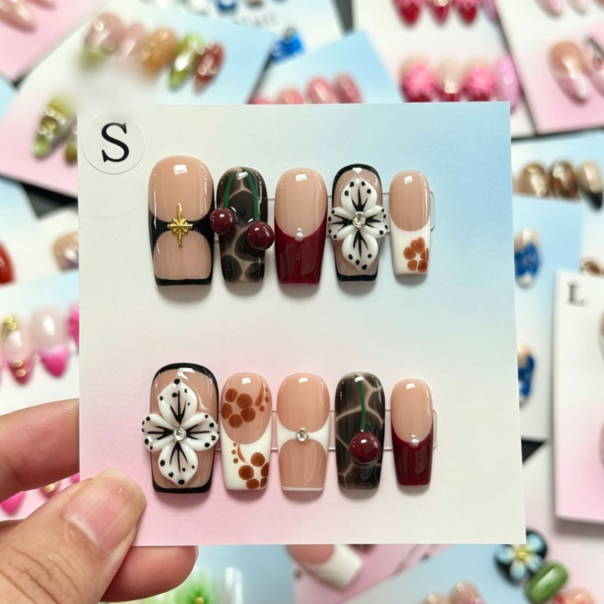 Dekorative florale und mit Juwelen verzierte Press-On Nägel