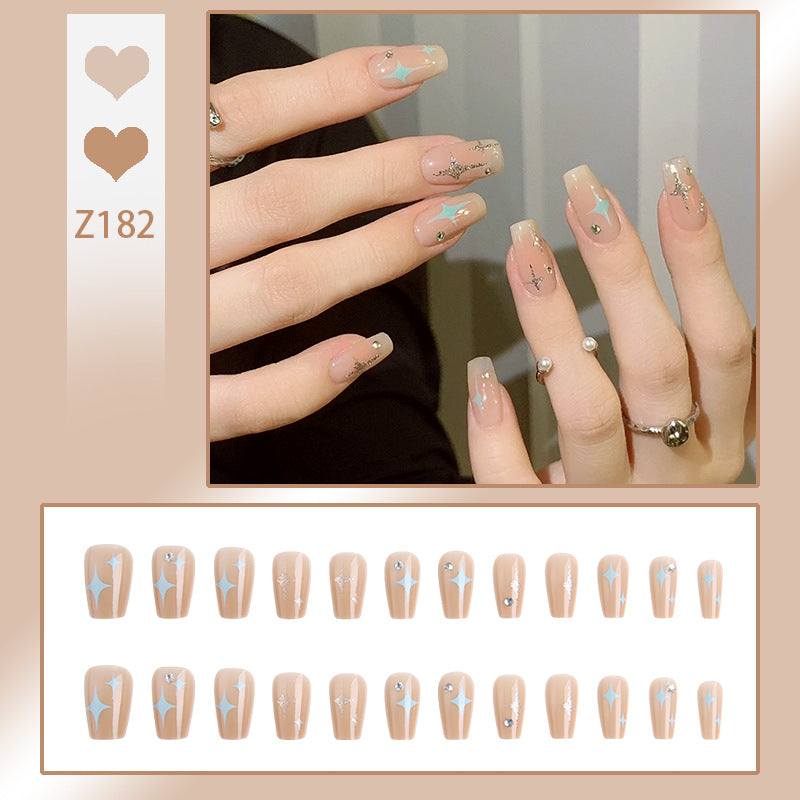 Kunstnagelset mit eleganten Glitzerverzierungen und schimmernden Akzenten Brehn