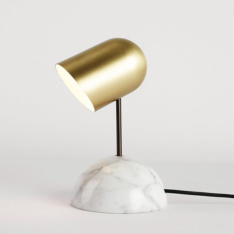Stilvolle Tischlampe mit Marmorbasis und verstellbarem Schirm