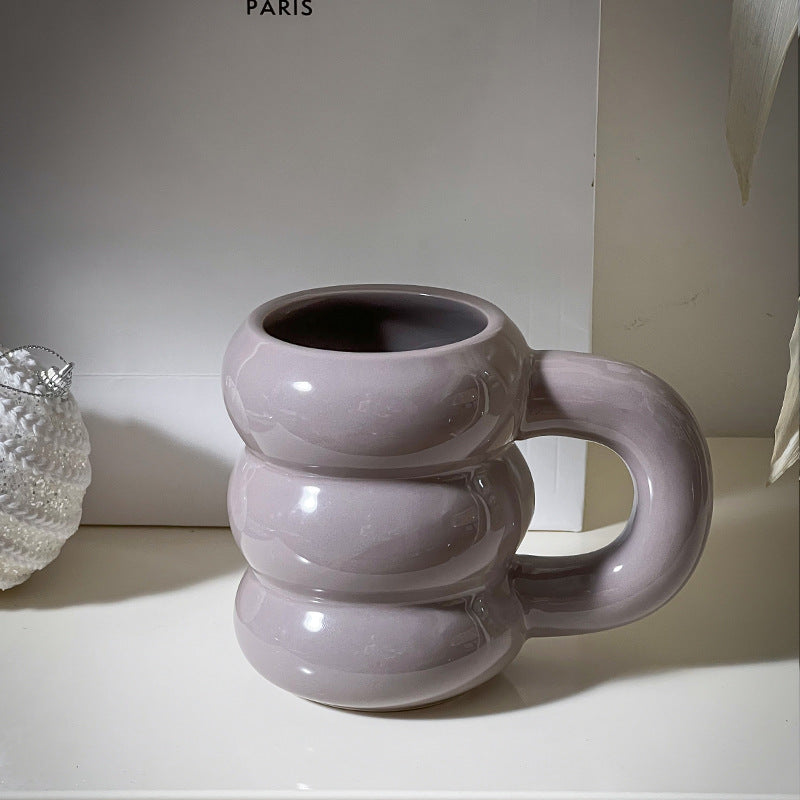 Skulpturaler Keramik-Kaffeebecher mit gestapeltem Ringkörper und ergonomischem Griff