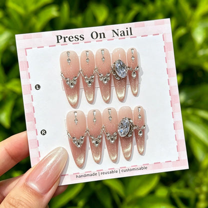 Künstlerisches Press-On Nail Art Set mit niedlichen Charakteren und Schleifenakzenten