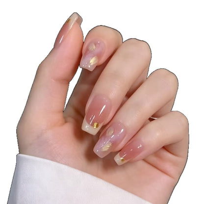 Elegante französische Nagelverlängerungen mit goldenen Akzenten
