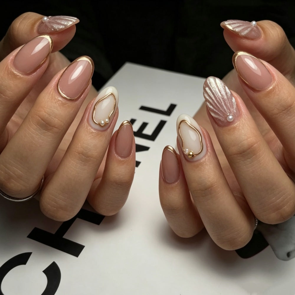 Künstlerisches Press-On-Nageldesign mit goldenen Verzierungen Brehn