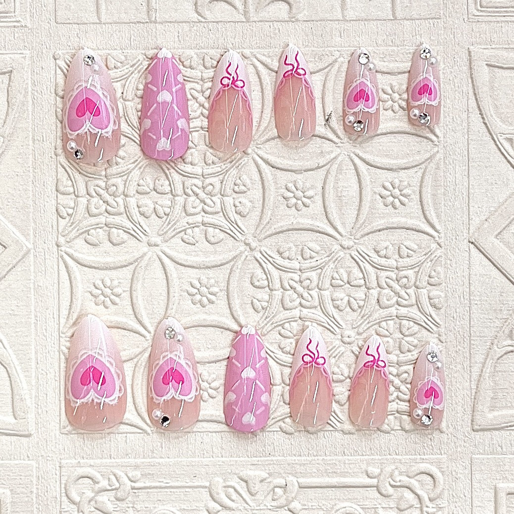 Künstlerisches Press-On-Nagelset mit romantischem Herzdesign Brehn