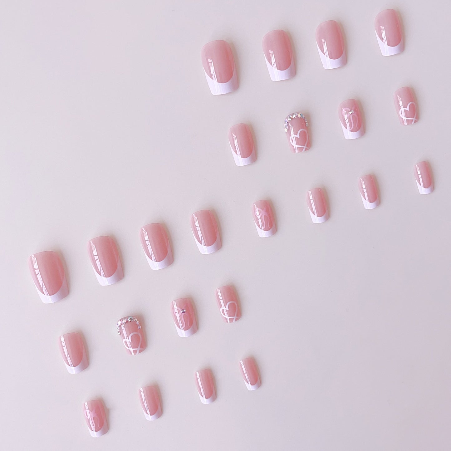 Elegantes Nagelkunst-Set mit Herzmotiven und Strassdetails Brehn