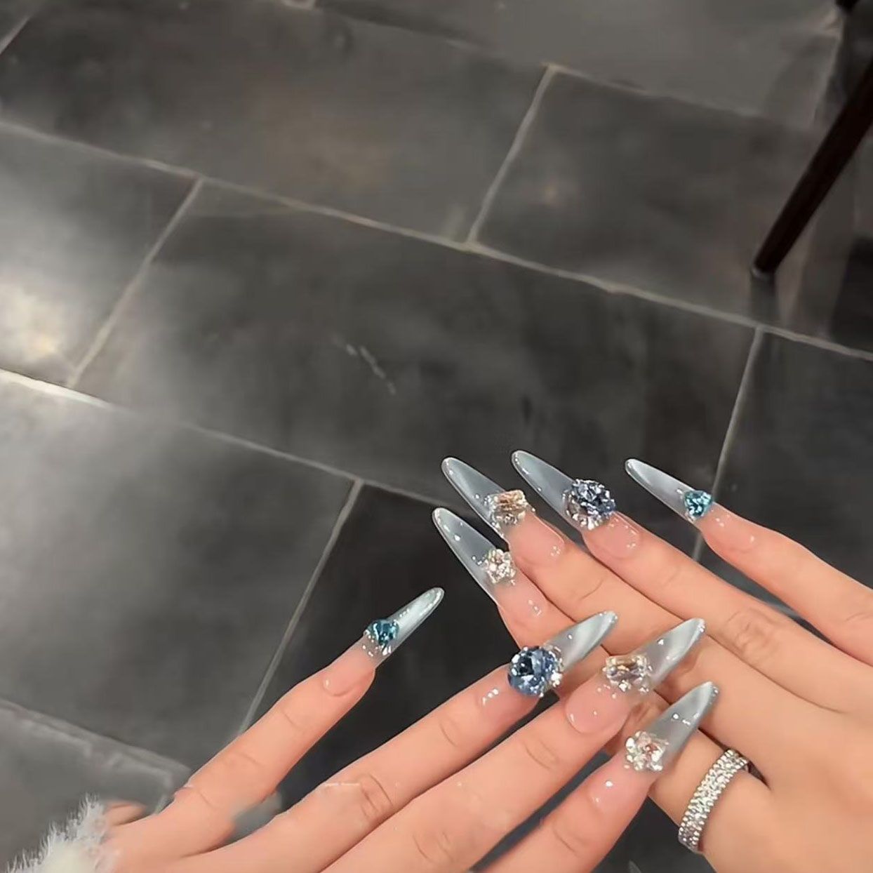 Glamouröse Stiletto-Nagelerweiterungen mit Kristallen Brehn