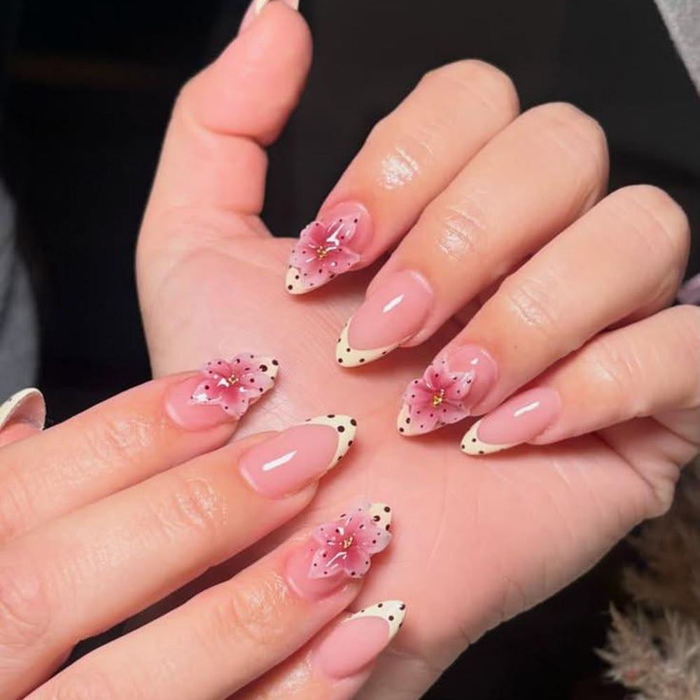 Elegante Kunstnägel mit Botanischen Designs Brehn