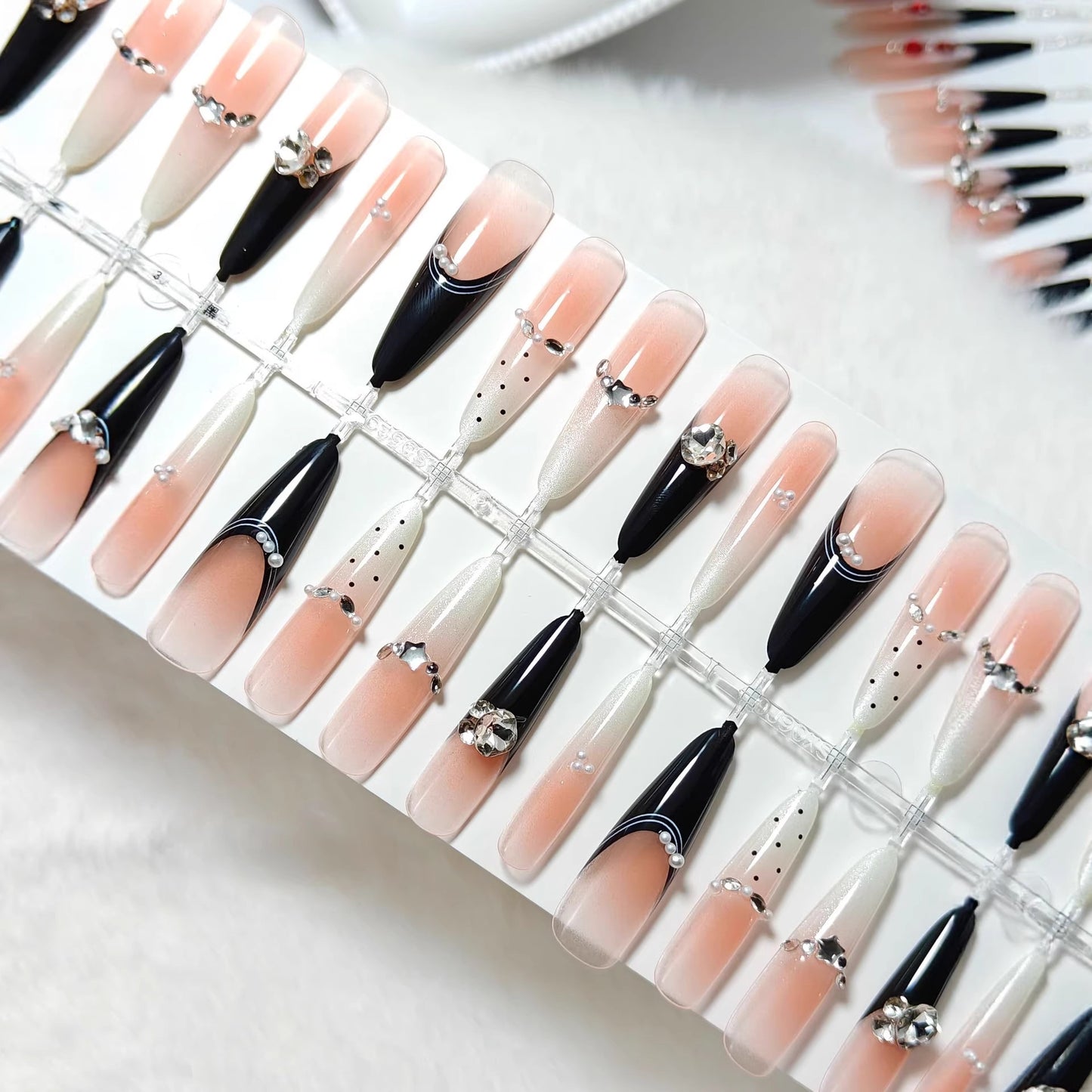 Elegante Kunstnägel mit Glitzer-Akzenten und Modischem Design Brehn