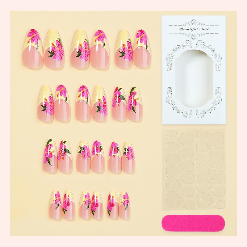 Kunstnagelset mit floralen Akzenten und glamourösem Finish Brehn