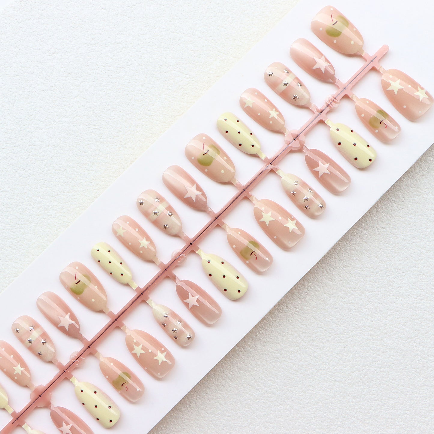 Dekoratives Press-On-Nagelset mit Stern- und Punktdesign Brehn