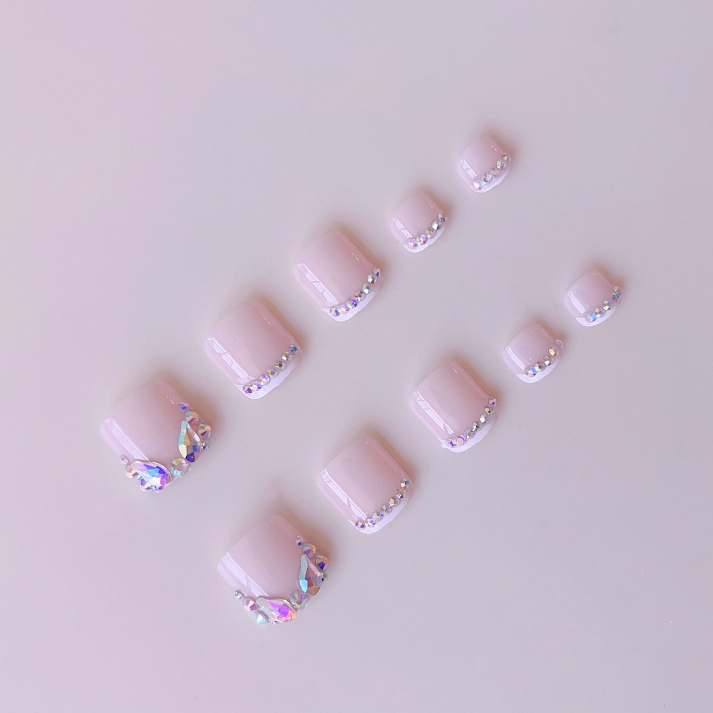 Kunstnagel-Set mit glitzernden Strassdetails und französischer Spitze Brehn