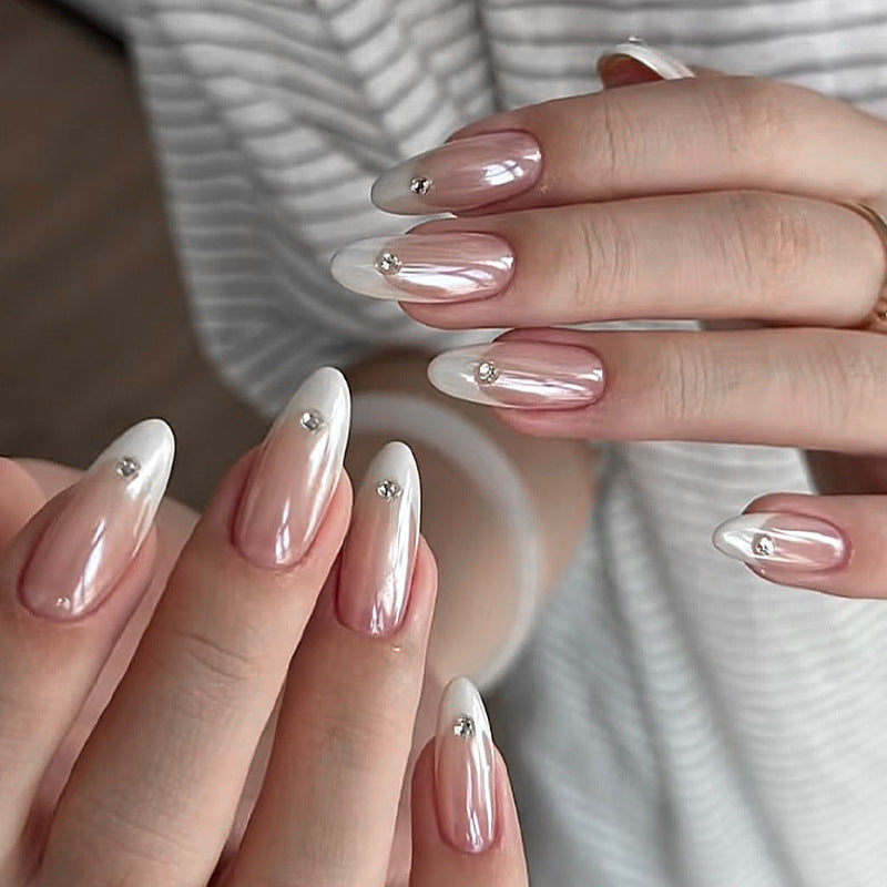 Kunstnagelset mit eleganten französischen Spitzen und Glitzerakzenten Brehn