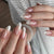 Kunstnagelset mit eleganten französischen Spitzen und Glitzerakzenten Brehn