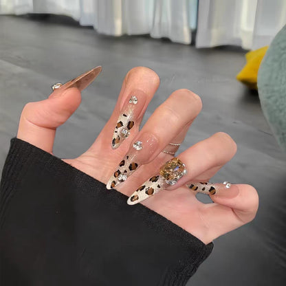 Elegante Stiletto Press-On Nägel mit Strass-Akzenten Brehn