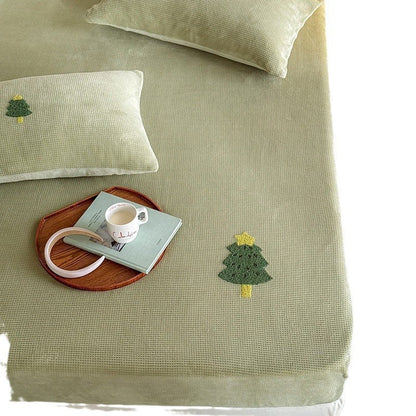 Geripptes Spannbettlaken-Set mit bestickten Tannenbaum-Applikationen