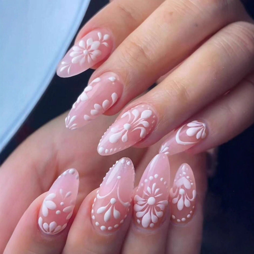 Kunstnagelset mit filigranen Blüten und eleganten Konturen Brehn