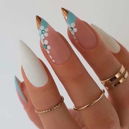 Kunstvolle Nagelverlängerungen mit eleganten Blütenmotiven Brehn
