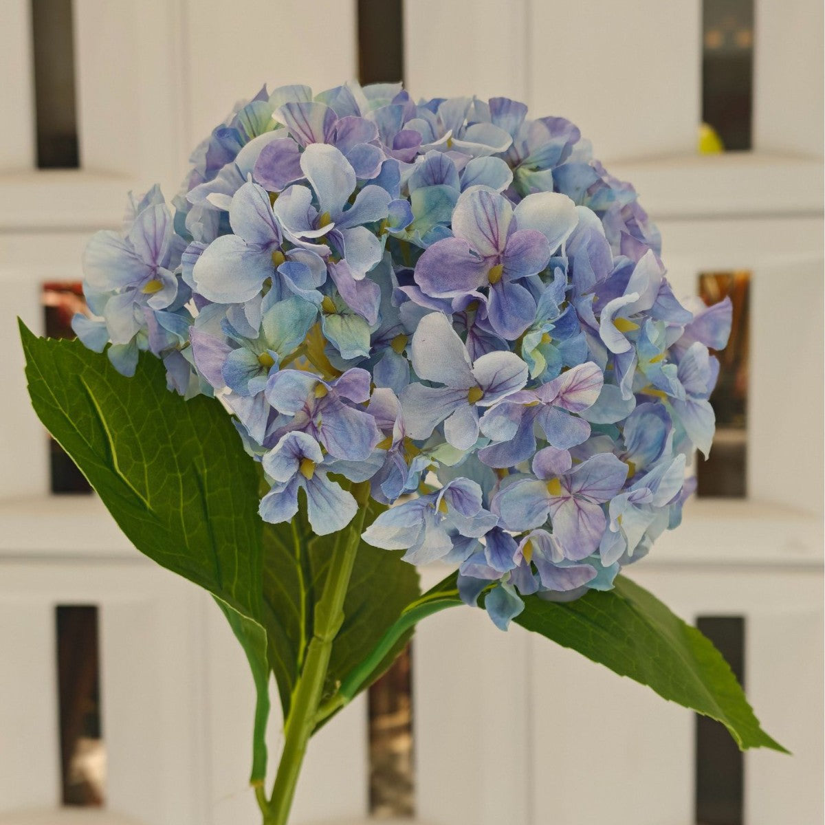 Lebensnahe Hortensienblumenstrauß