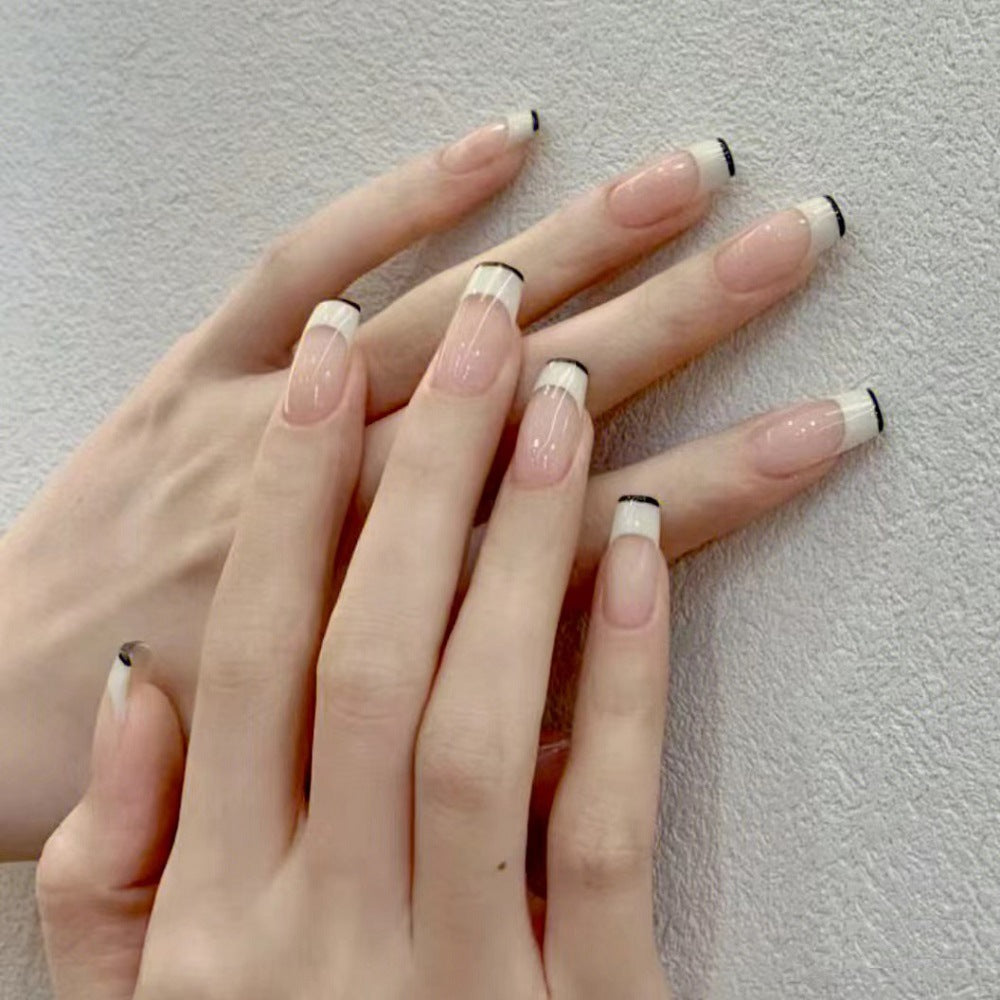 Französische Tipp Press-On Nägel mit eleganten schwarzen Details Brehn