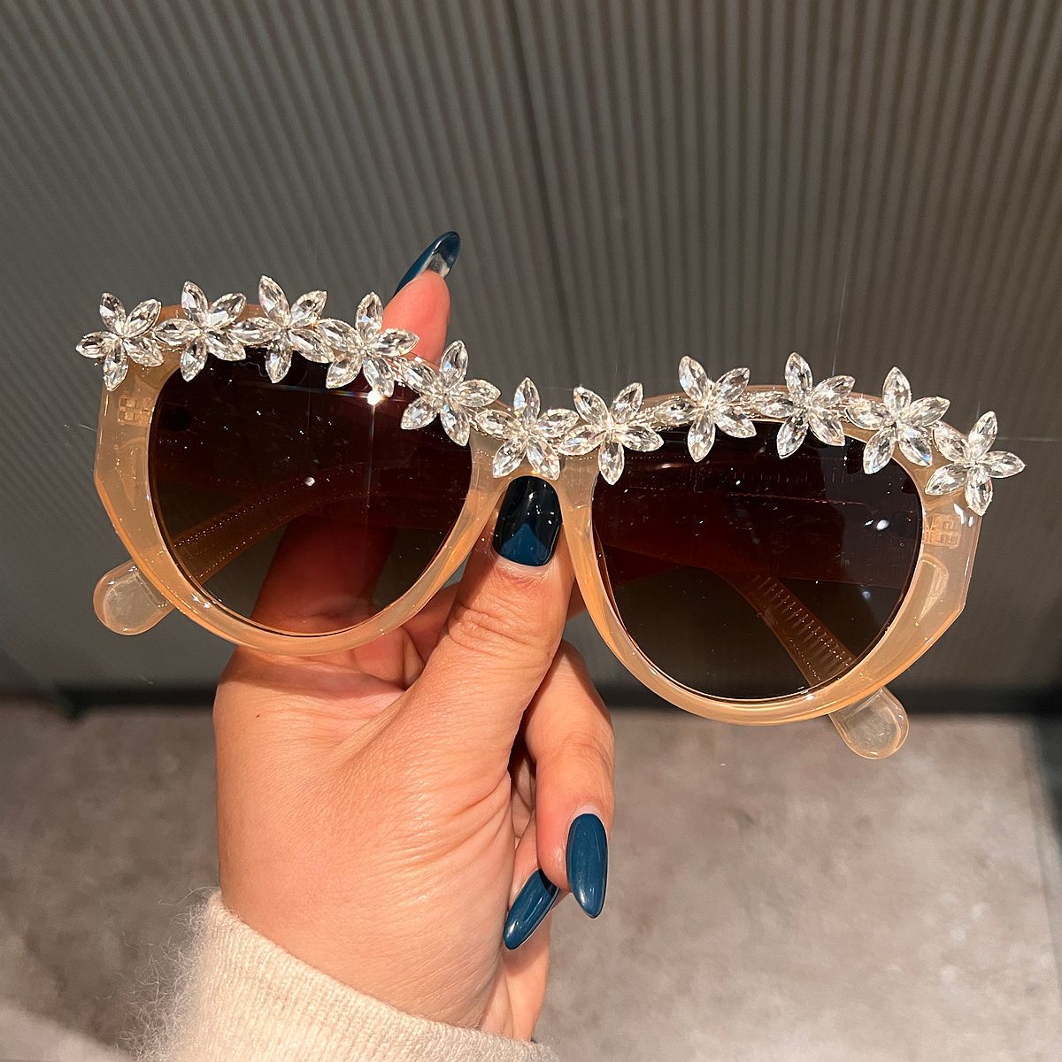 Damen Sonnenbrille mit floralen Kristallakzenten Brehn