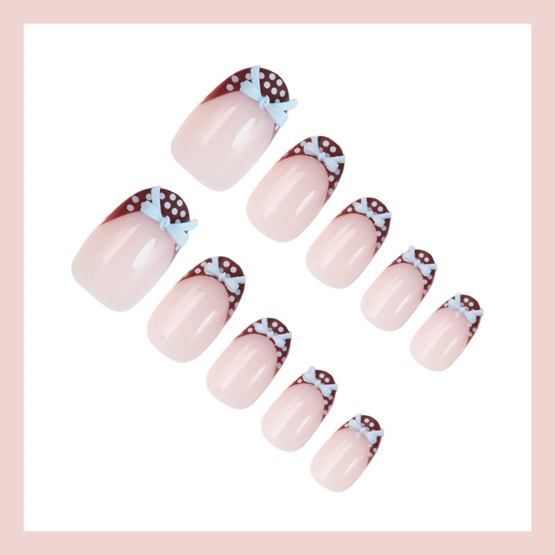 Kunstnagelset mit verspielten Schleifen und eleganten Punkten Brehn