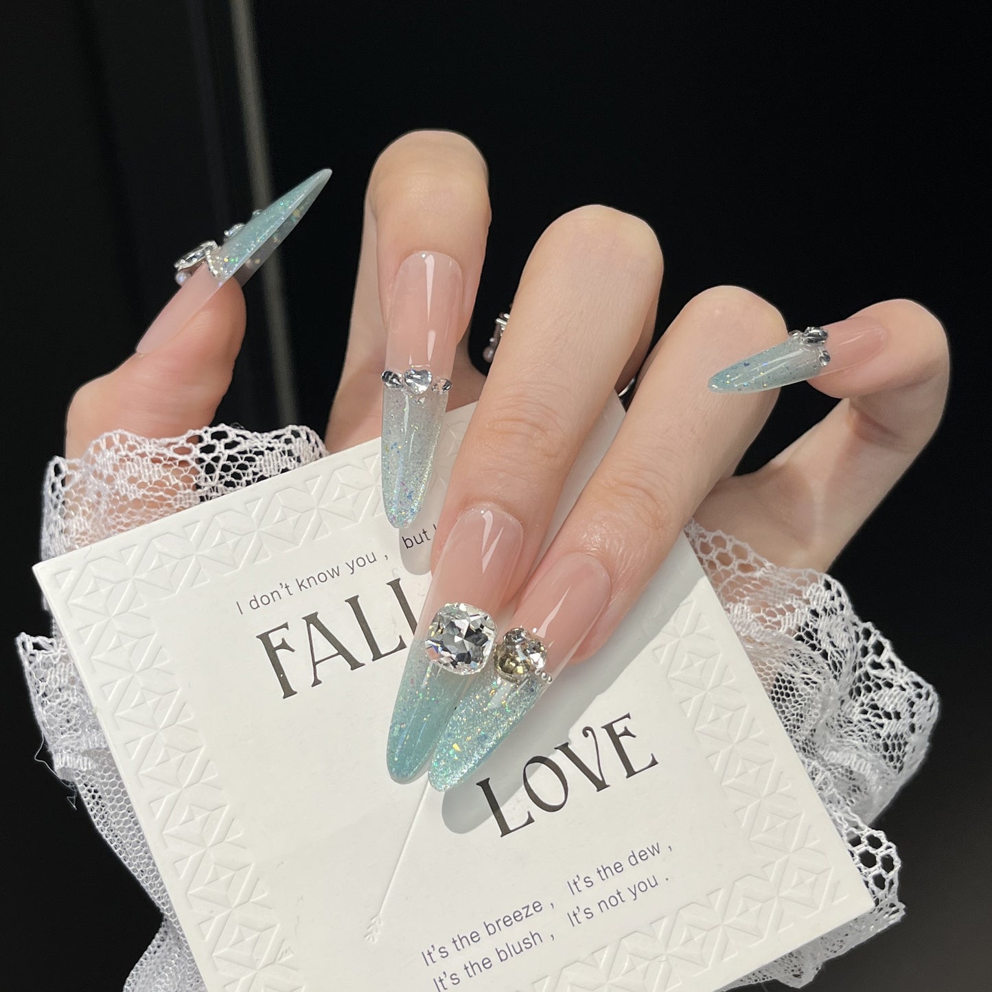 Glamouröse kristallverzierte Stiletto Press-On-Nagelerweiterungen Brehn