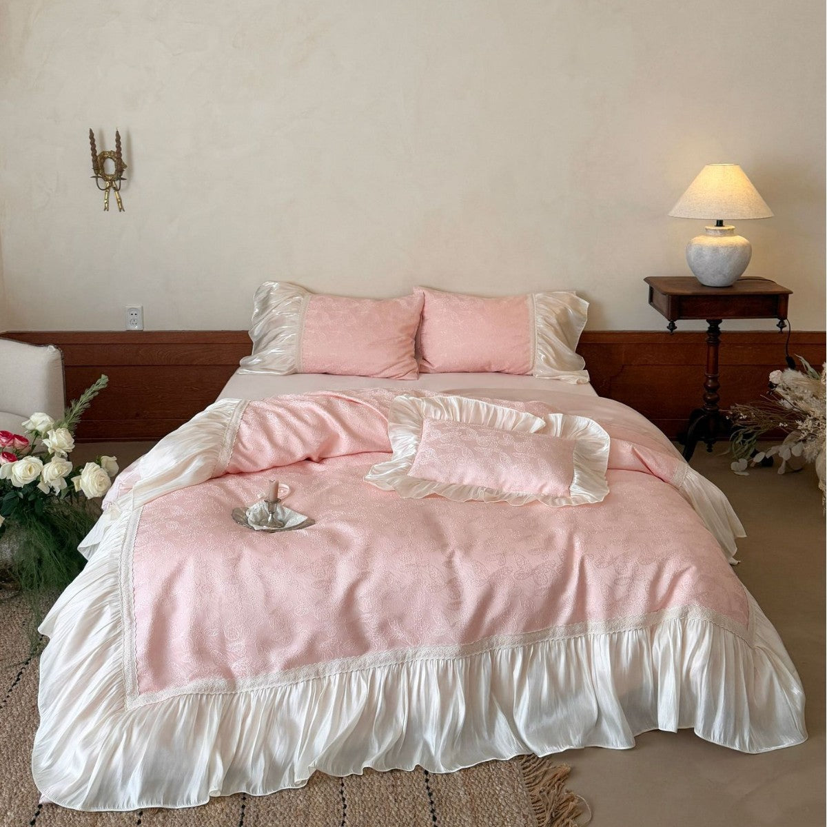 Romantische Bettgarnitur aus Jacquard-Baumwolle mit Satinvolant und dekorativem Bettüberwurf