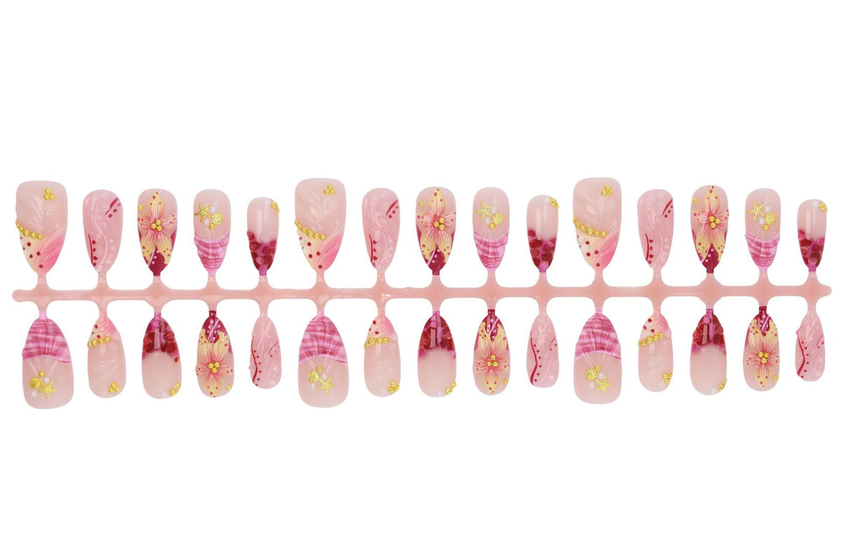 Kunstnagelset mit floralen Mustern und luxuriösen Verzierungen Brehn