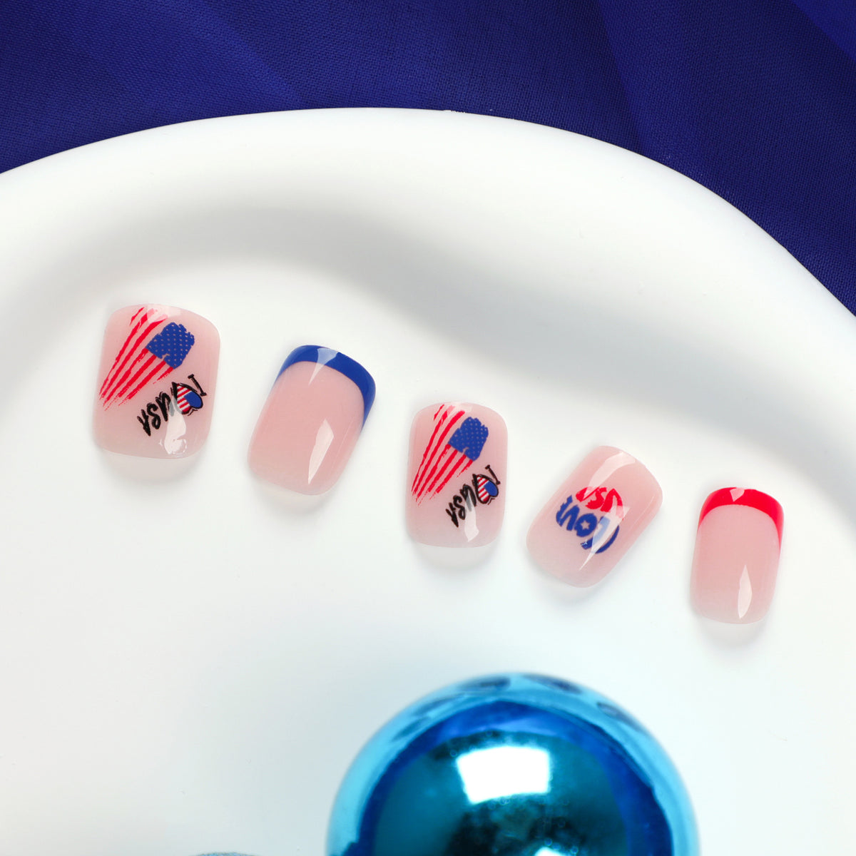 Kunstvolle Nagelkunst mit patriotischen Designs Brehn
