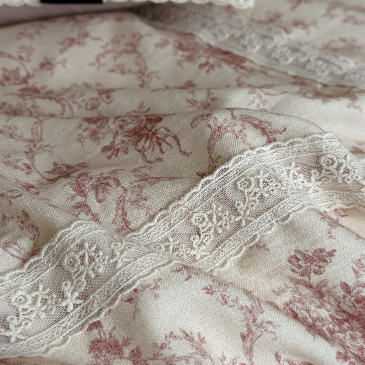 Vintage Toile Baumwolle Bettbezug Set mit Spitzeneinlage und wendbarem einfarbigem Rücken