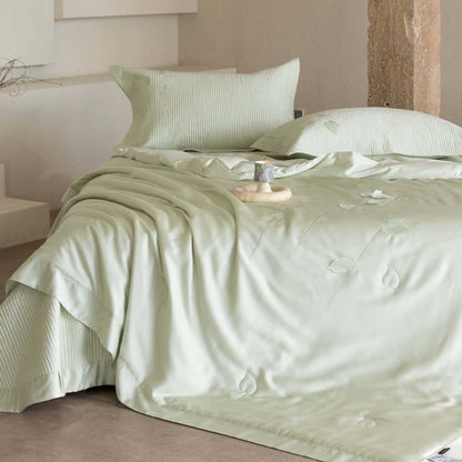 Luxuriöses Satin-Bettwäsche-Set mit bestickter Steppdecke und Kissenbezügen
