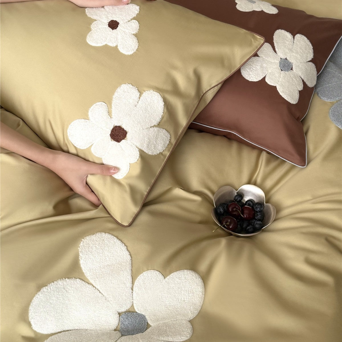 Floral Appliqué Satin-Feel Bettbezug Set mit Chenille Blumenakzenten