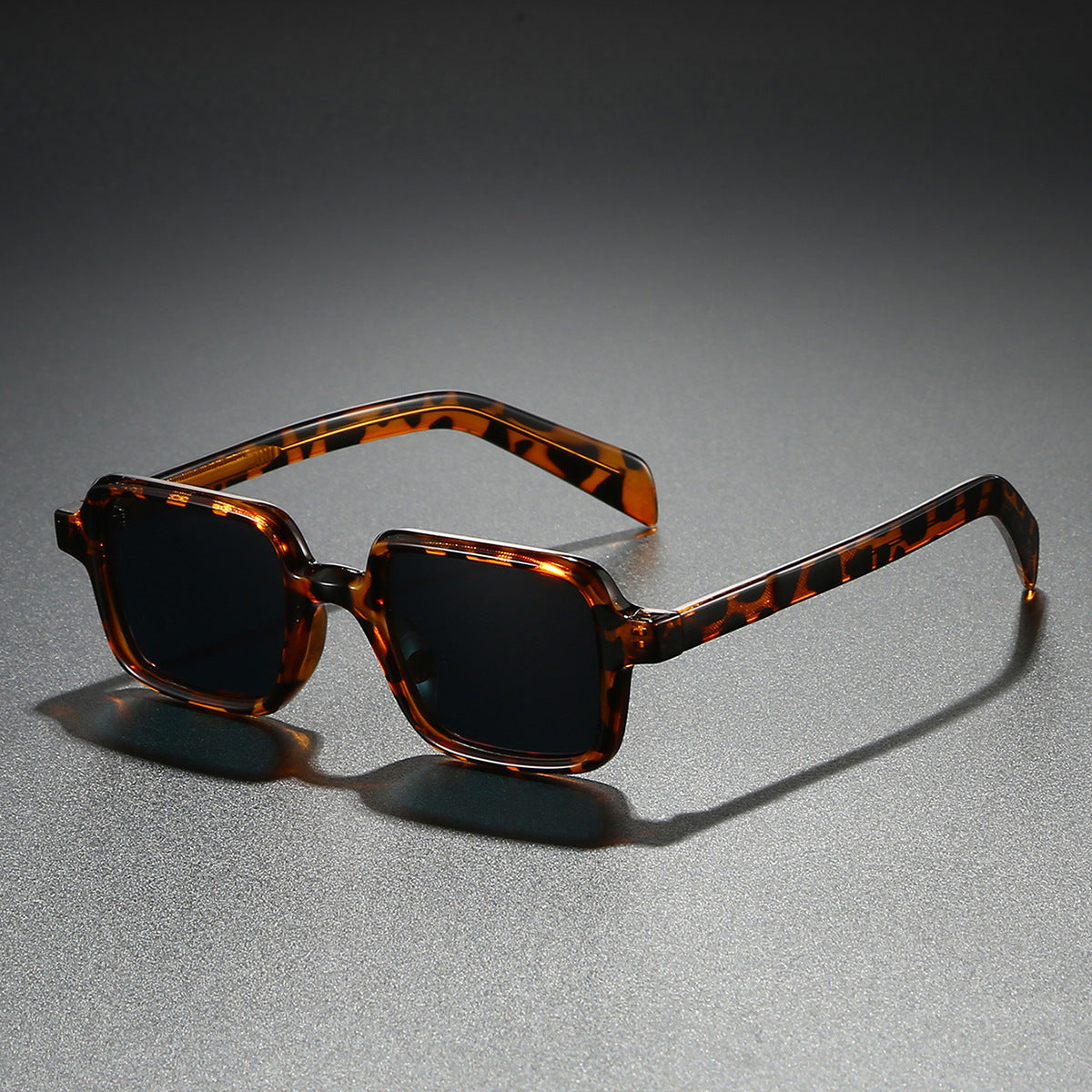 Damen modische Sonnenbrille im eleganten Quadratdesign mit breiten Bügeln Brehn