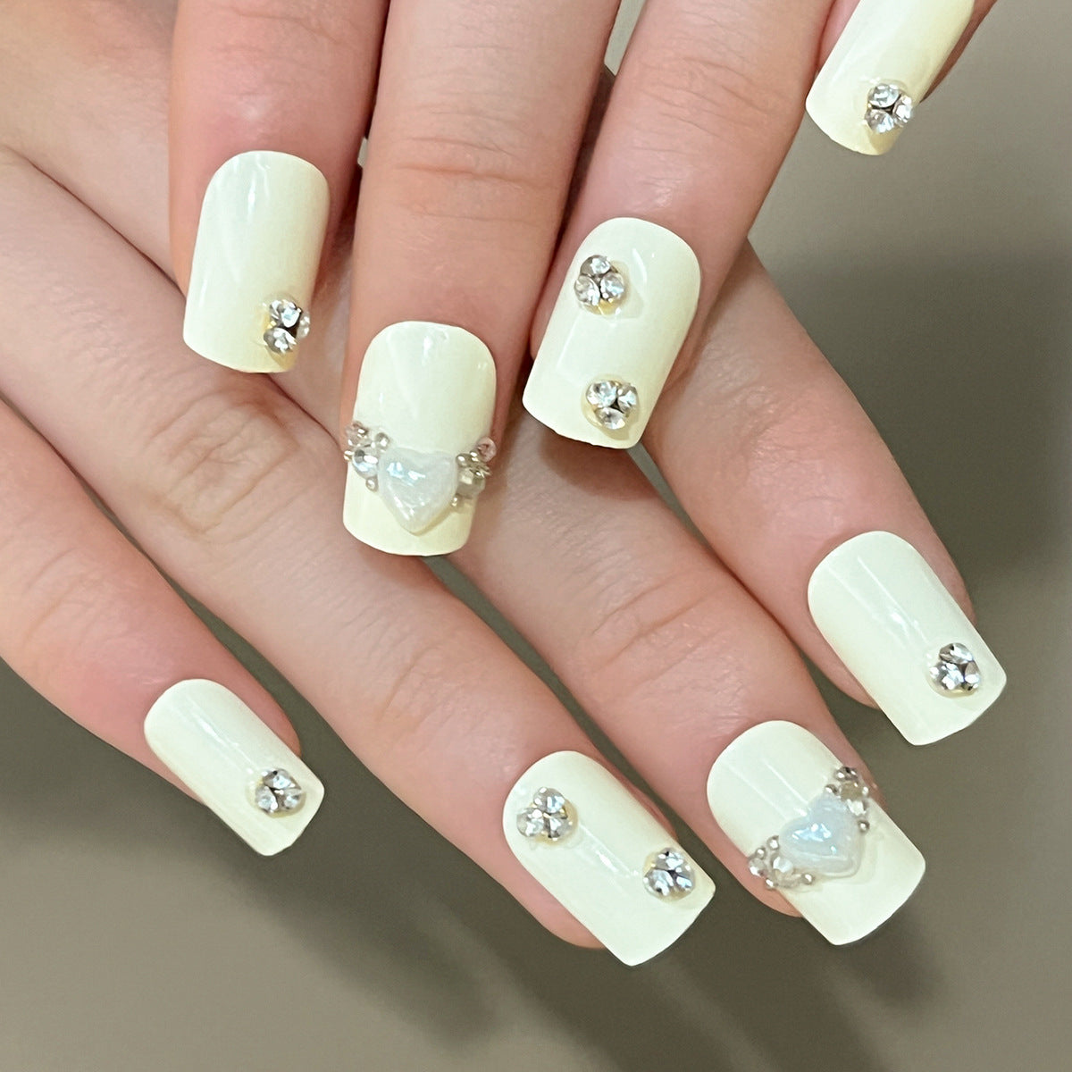 Kunstvolle Nagelverlängerungen mit eleganten Zierdetails Brehn