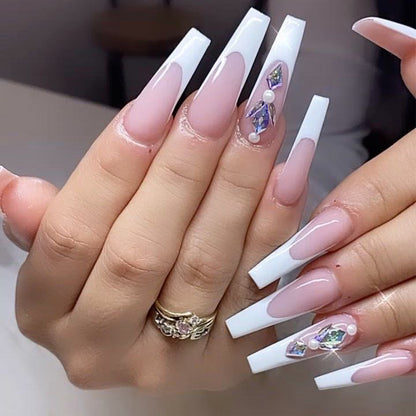 Premium Nagelverlängerungen mit eleganten Designs und Glitzerakzenten Brehn